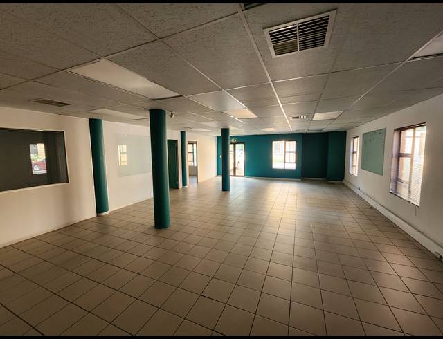 172M² OFFICE TO LET IN NORTH RIDING